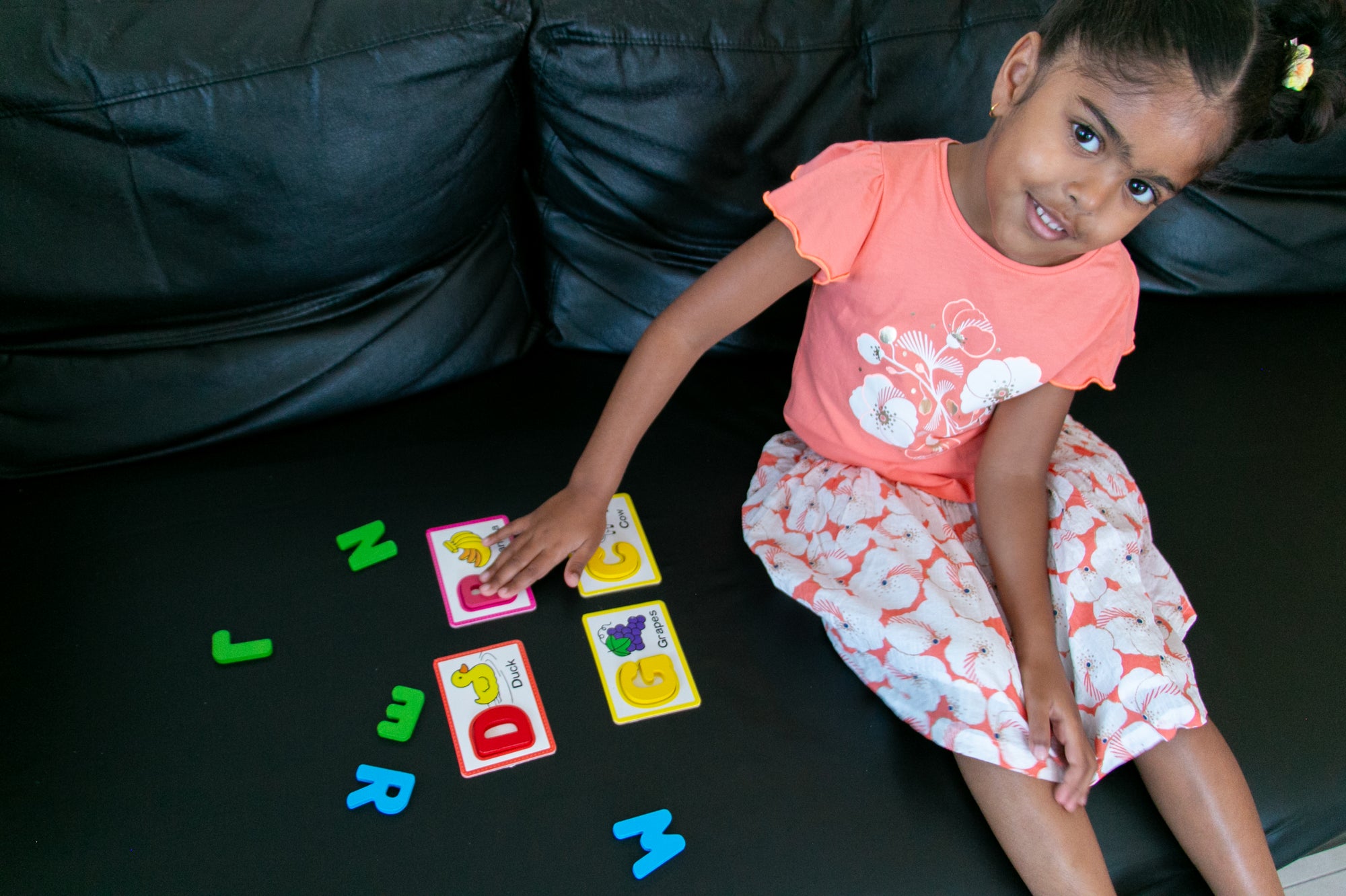 🧠 Wooden Alphabet Letters and Dry Wipe Flashcards – KEYBABY™ - حروف أبجدية خشبية وبطاقات تعليمية قابلة للمسح